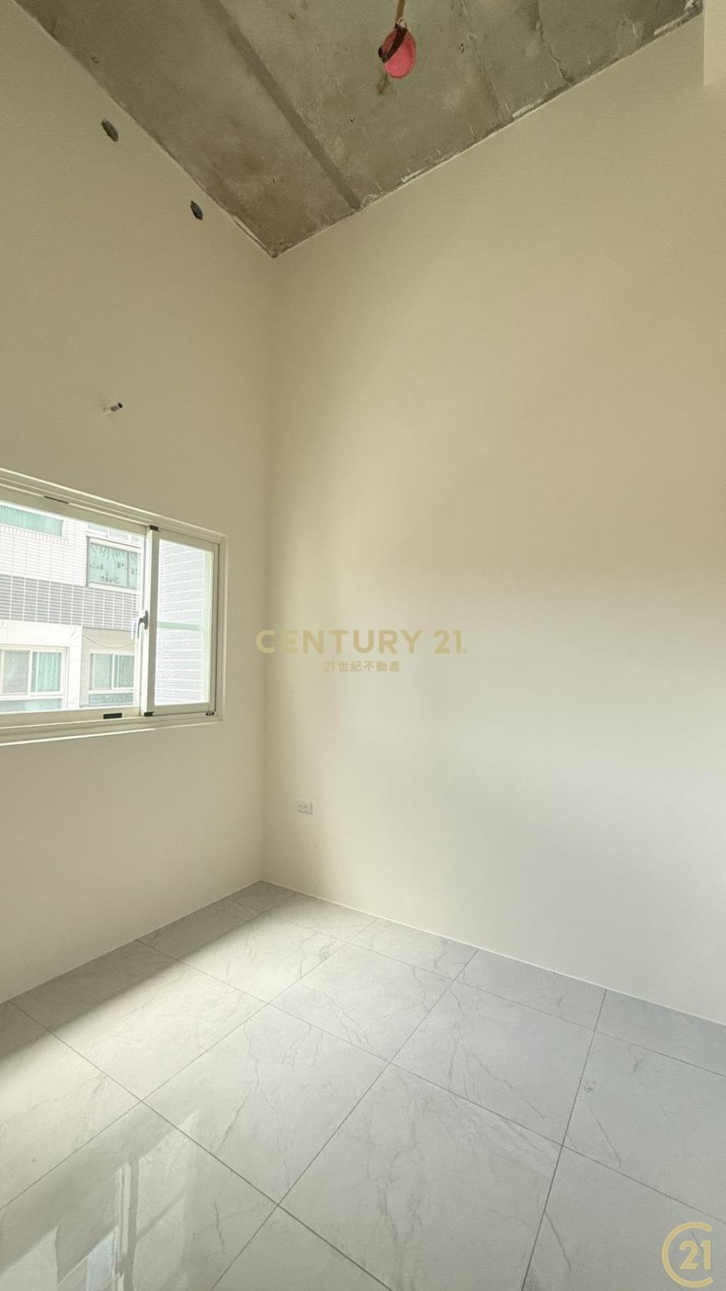 挑高4米全新3房有車位