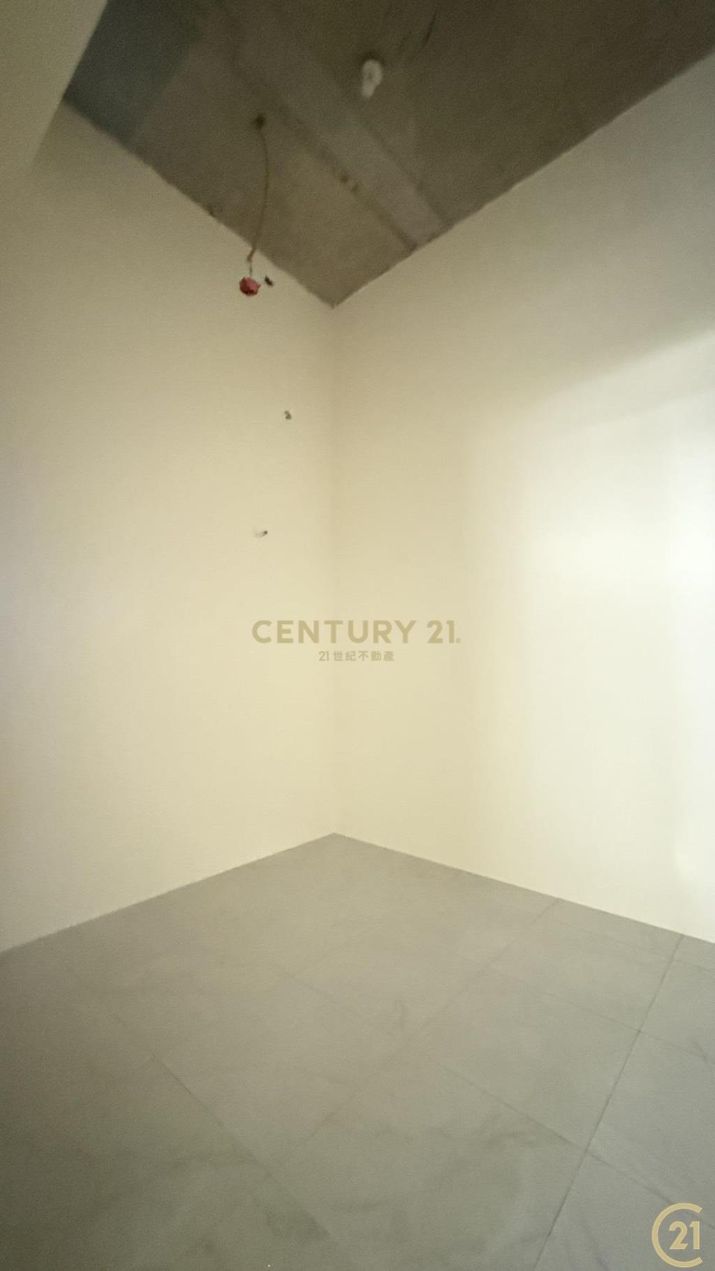 挑高4米全新3房有車位