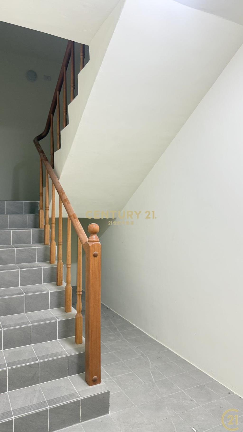 挑高4米全新3房有車位