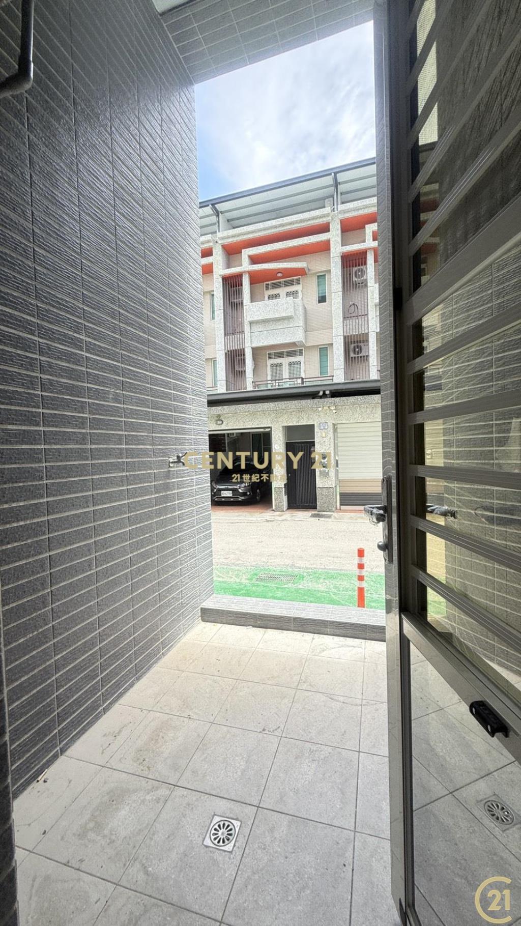 挑高4米全新3房有車位