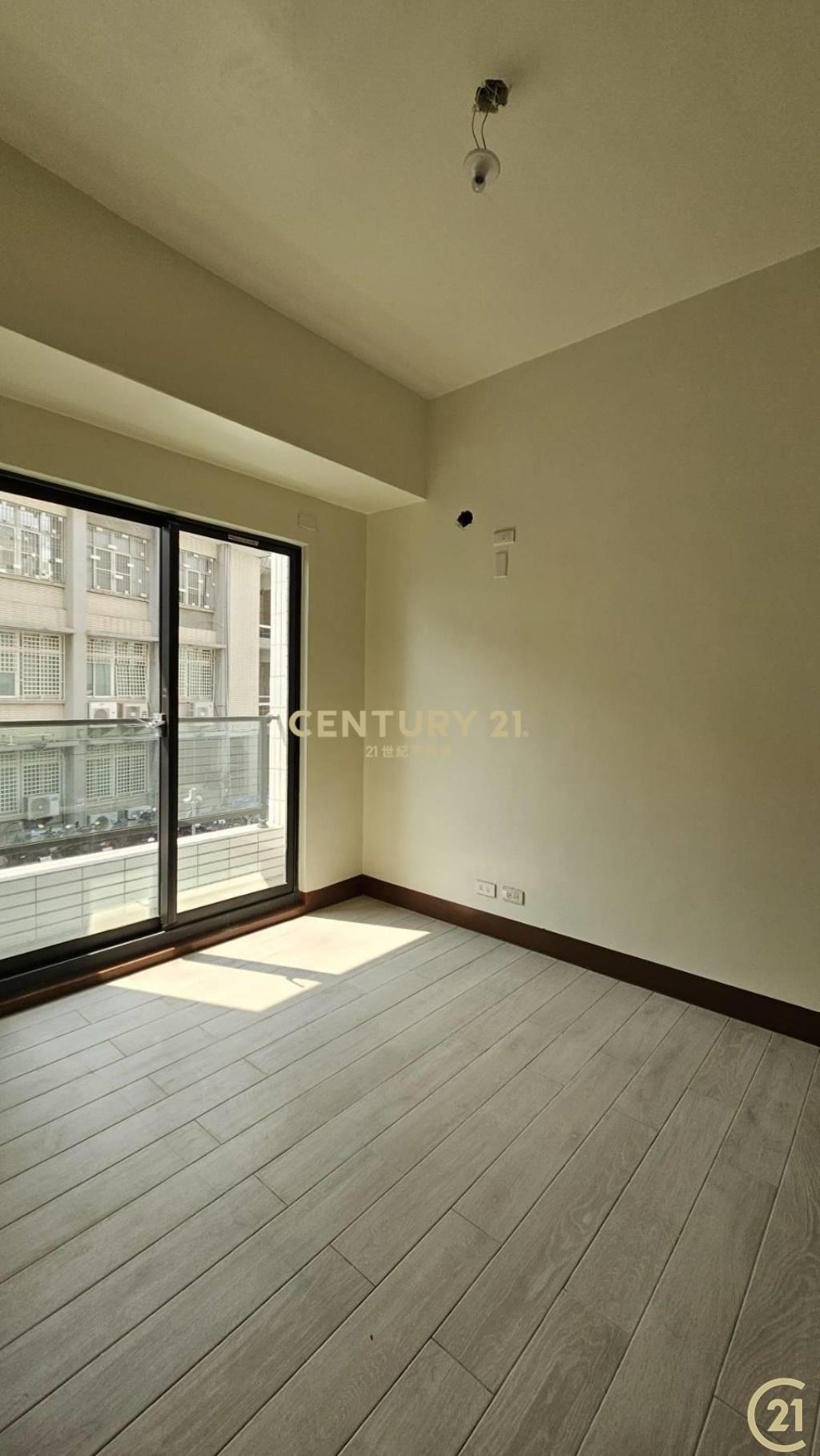 雄工旁電梯美寓