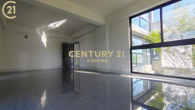 麟洛唯一。隱富格局。清水模藝樹豪邸