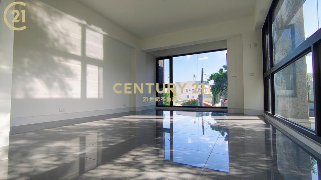 麟洛唯一。隱富格局。清水模藝樹豪邸