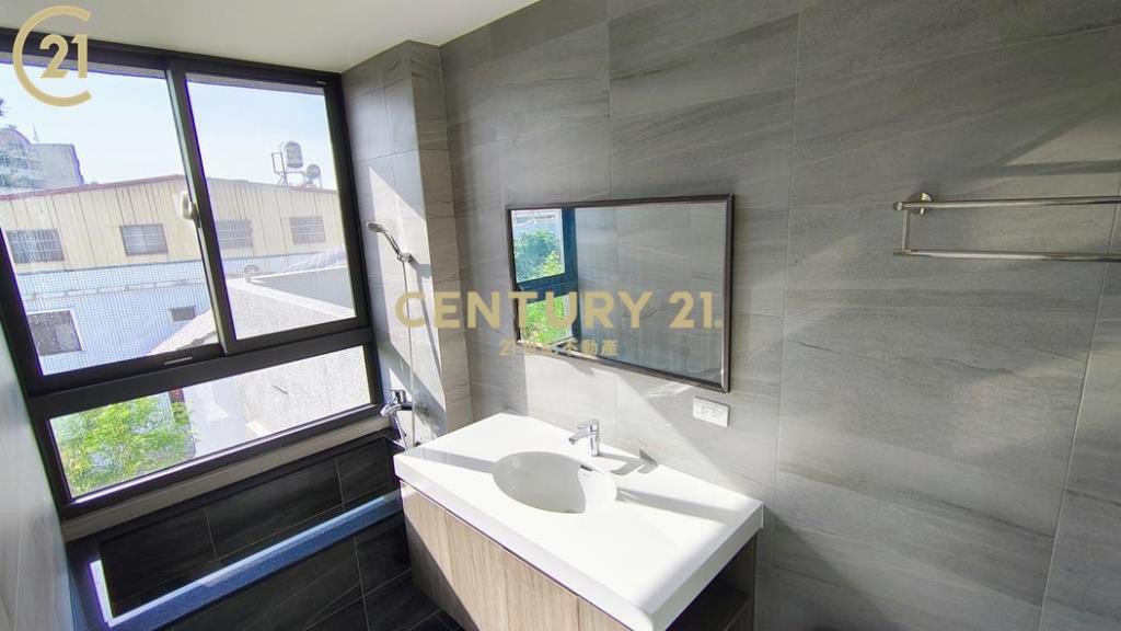 麟洛唯一。隱富格局。清水模藝樹豪邸