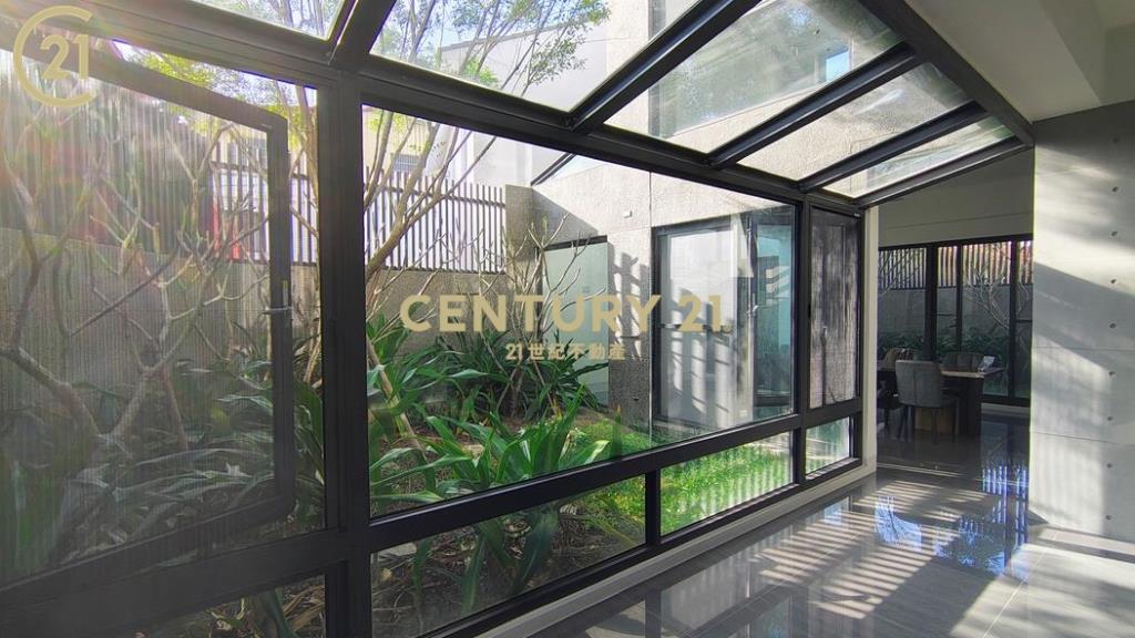 麟洛唯一。隱富格局。清水模藝樹豪邸